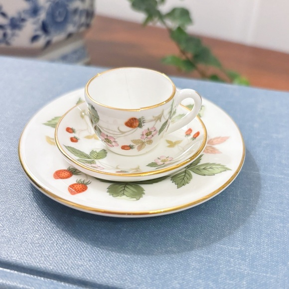 Miniature Wedgwood Strawberry Tea Set - Picture 1 of 5